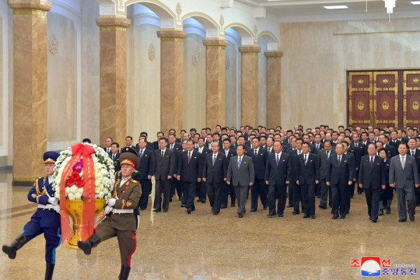 朝鲜党和政府领导干部在民族最大追悼日之际参谒锦绣山太阳宫