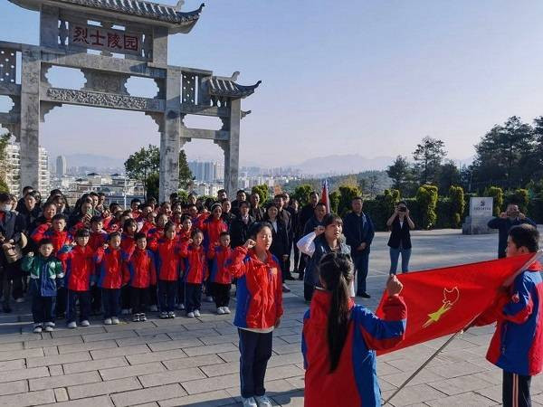 云南昭通师生：清明浓情祭英烈 红色基因永传承