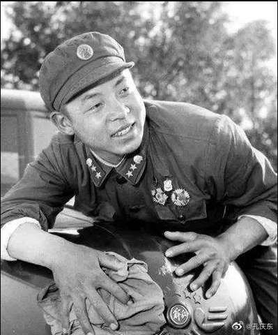 孔庆东：发了一段电影《雷锋》里面雨中送母子的片段