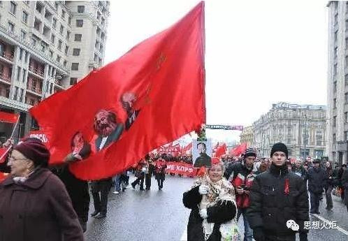 邓力群丨毛主席：我们始终强调要按照十月革命的道路办事