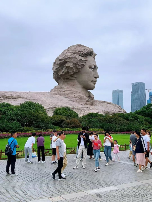 又见韶山杜鹃红