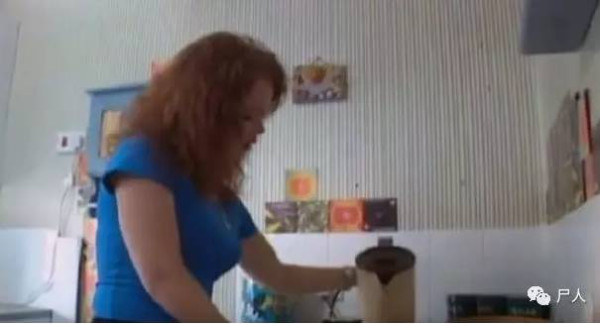 19岁女孩被卖当性奴，被要求每晚必须接待18个客人