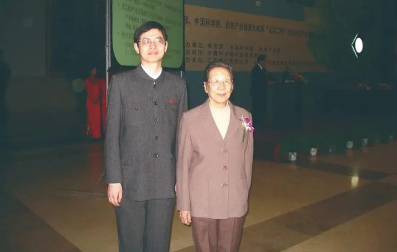 胡伟武:学高为师 身正为范