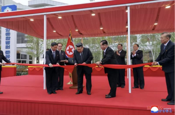 金正恩出席平壤综合医院竣工典礼