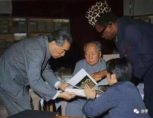 记得朱明瑛演唱《咿呀呀噢雷噢》吗?那个国家的总统刚瞻仰毛主席纪念堂了