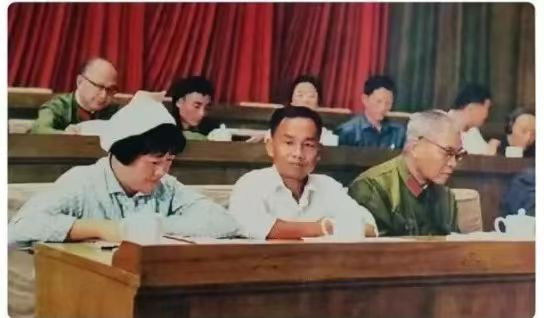 李克勤：钱学森吕玉兰在党代会主席台上的照片（1973年）           