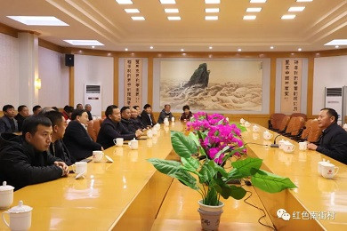 “南街村，我们永远学习的榜样”