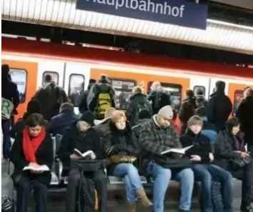 中国人地铁里玩手机，欧洲人看书？背后真相竟是…