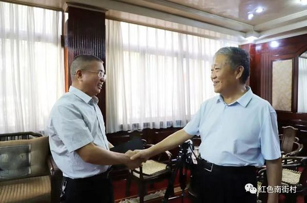 河南省《党的生活》杂志记者到南街村采访