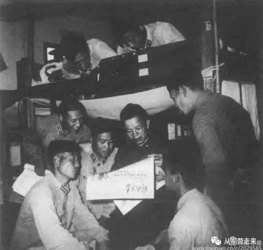 毛主席一声号令，将军们踊跃下连队当兵