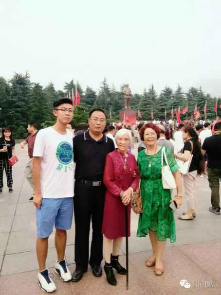 各地人民自发纪念毛主席逝世40周年