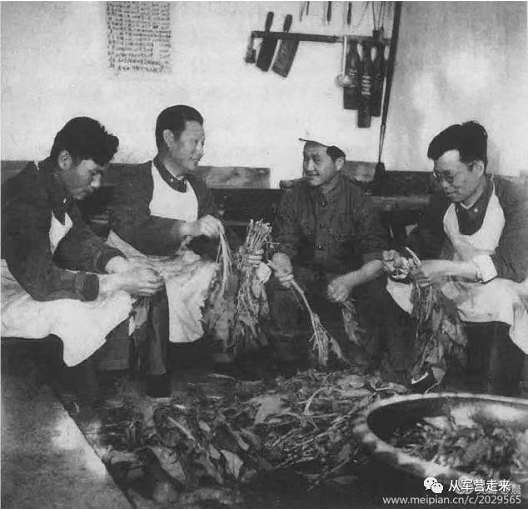 毛主席一声号令，将军们踊跃下连队当兵