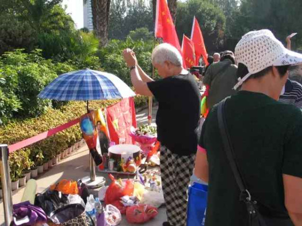 各地人民自发纪念毛主席逝世40周年