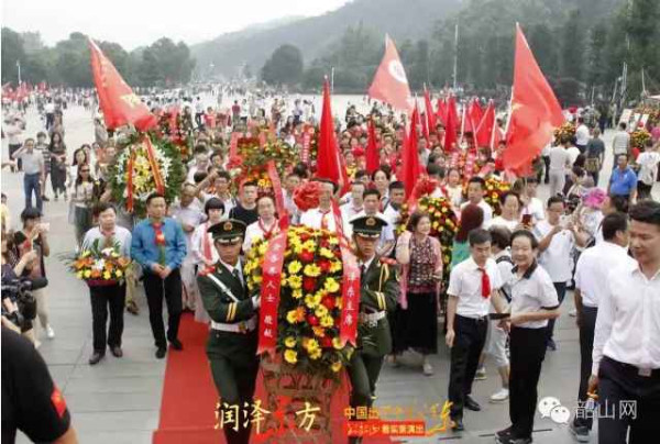 各地人民自发纪念毛主席逝世40周年