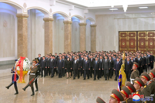 朝鲜党和政府领导干部在民族最大追悼日之际参谒锦绣山太阳宫