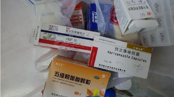 父亲雪天扮太监下跪赚救命钱