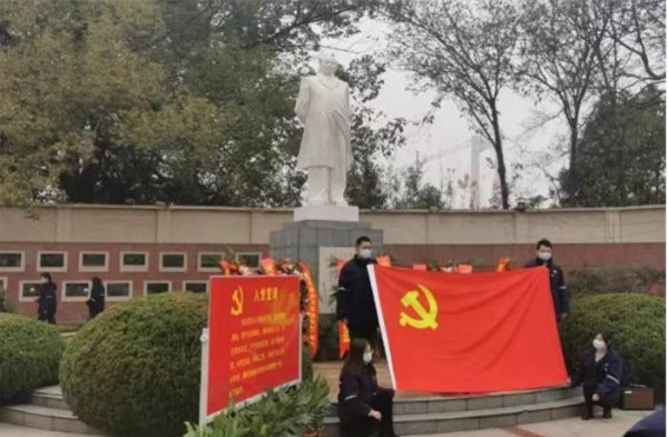 李克勤|伟人14次从这里下岸畅游长江：这个厂毛主席去的次数破记录的多，该厂职工塑造的毛主席像当然也多