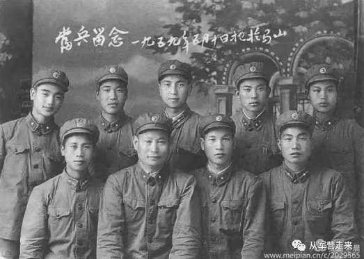 毛主席一声号令，将军们踊跃下连队当兵