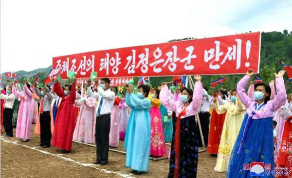 朝鲜平安北道慈江道江原道两江道多个农村转变成为幸福家园，劳动群众换新房