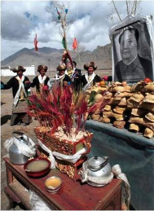 藏民们，把毛主席当成共产党的化身对我们伟大的中国共产党也是很忠诚的信仰！