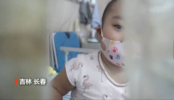 父亲雪天扮太监下跪赚救命钱