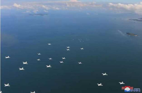 金正恩指导人民军远程炮兵部队和空军飞行队火力打击训练