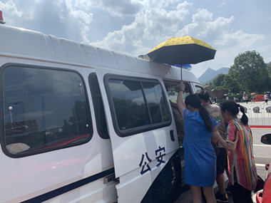 耄耋游客中暑危急 韶山警察救助无恙