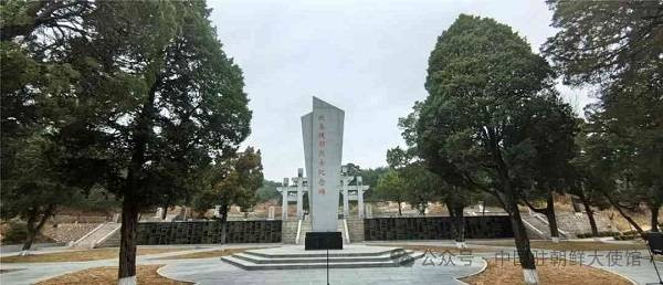 故土甘泉慰英烈——中国驻朝鲜使馆祭扫开城中国人民志愿军烈士陵园