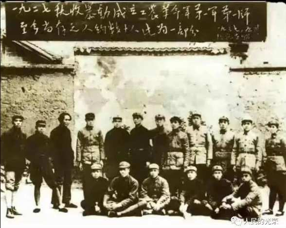 南昌起义打的是国民党的旗子，秋收起义第一次打出共产党的旗帜！