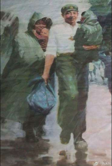 孔庆东：发了一段电影《雷锋》里面雨中送母子的片段