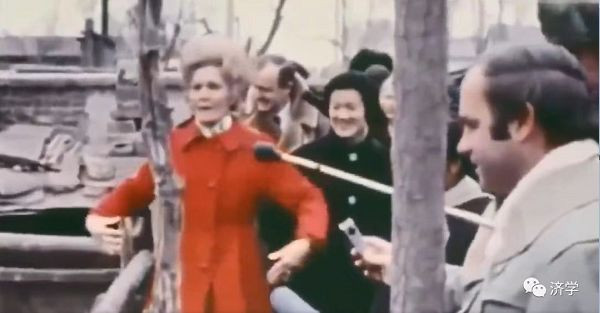 尼克松总统夫人在人民公社的猪圈里干啥？