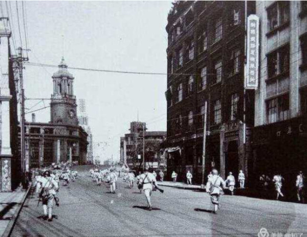 1949年5月27日上海解放了！