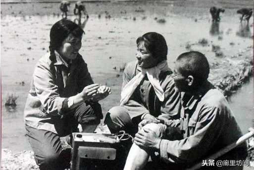 老照片:广阔天地把根扎 1968年到1985年遍布乡村的赤脚医生