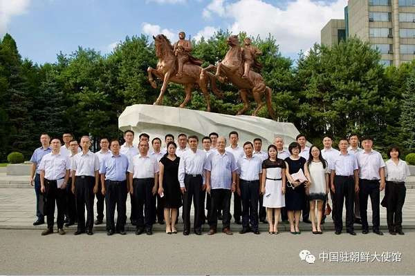 ​王亚军大使参观万寿台创作社