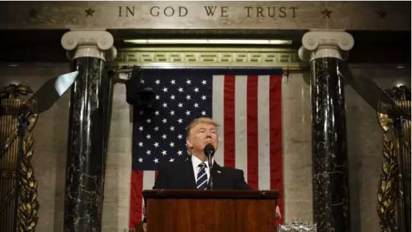 特朗普国会演讲受好评,全场起立鼓掌