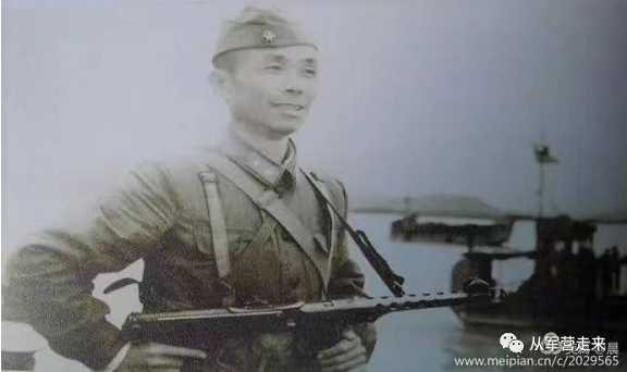 毛主席一声号令，将军们踊跃下连队当兵