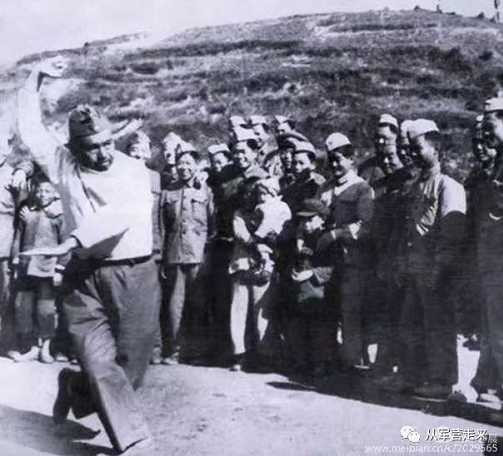 毛主席一声号令，将军们踊跃下连队当兵