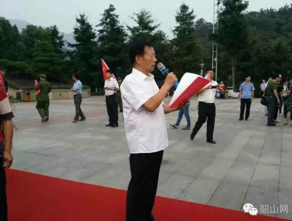 各地人民自发纪念毛主席逝世40周年