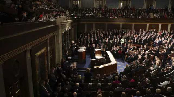 特朗普国会演讲受好评,全场起立鼓掌