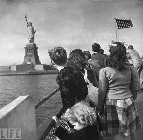 田雷:“张华考上了北京大学；李萍进了中等技术学校；我在百货公司当售货员：我们都有光明的前途。”