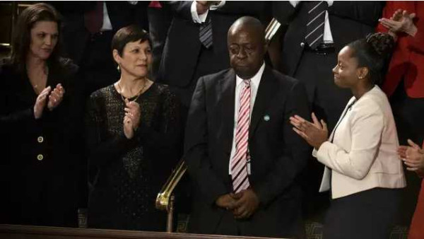 特朗普国会演讲受好评,全场起立鼓掌