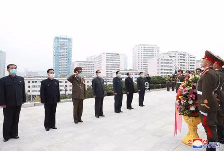 金正恩同志分别向辽宁省沈阳市抗美援朝烈士陵园和丹东市抗美援朝纪念塔送花篮，以纪念中国人民志愿军赴朝参战７０周年