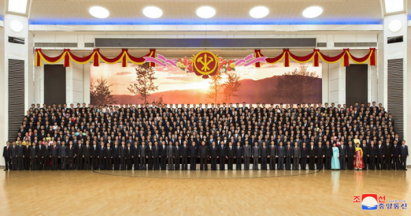 金正恩同志同试射“火星炮-17”的干部科技工作者工人合影