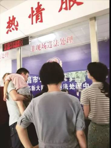 交警大厅冷热两重天、医保窗口老人跪地签字……这些“孙连成”式窗口...