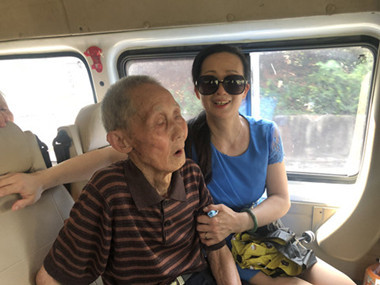 耄耋游客中暑危急 韶山警察救助无恙