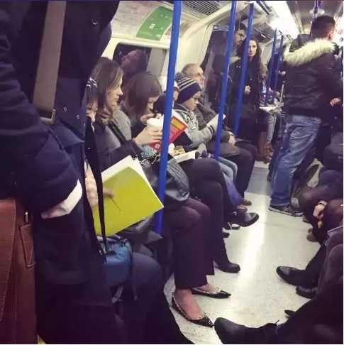 中国人地铁里玩手机，欧洲人看书？背后真相竟是…