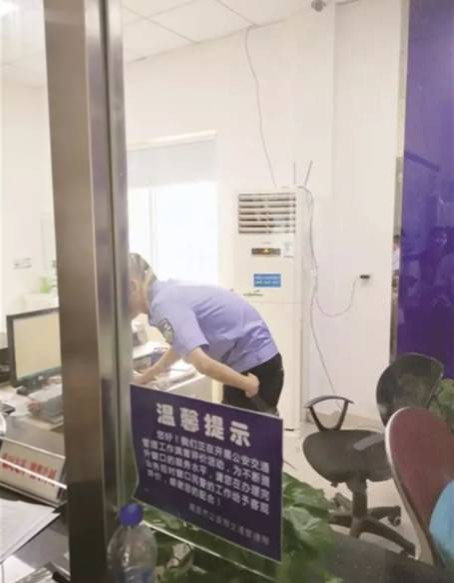 交警大厅冷热两重天、医保窗口老人跪地签字……这些“孙连成”式窗口...