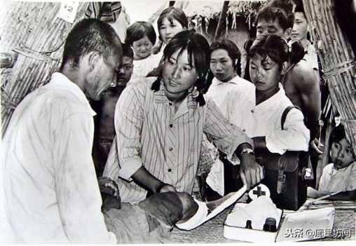 老照片:广阔天地把根扎 1968年到1985年遍布乡村的赤脚医生