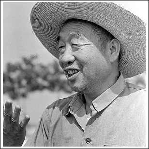 以毛泽东思想为指针坚定不移走社会主义道路的楷模