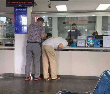 交警大厅冷热两重天、医保窗口老人跪地签字……这些“孙连成”式窗口...
